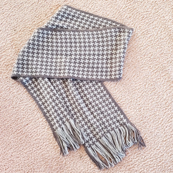 Accessories - NWOT NEW Light Dark Gray Tassels Patterned Scarf